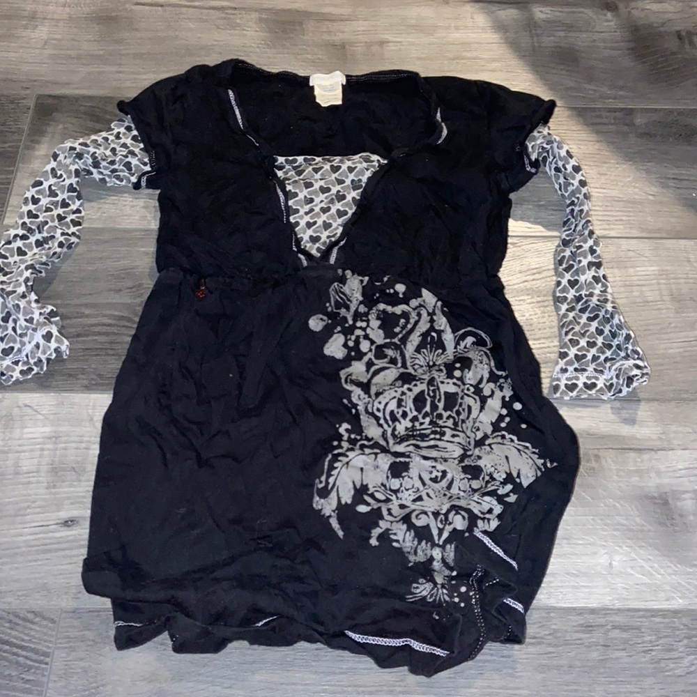 Black heart sleeve t